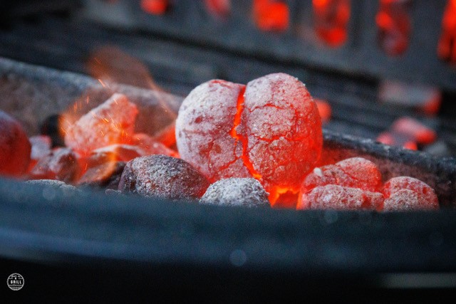 Briquettes de charbon de bois en braise